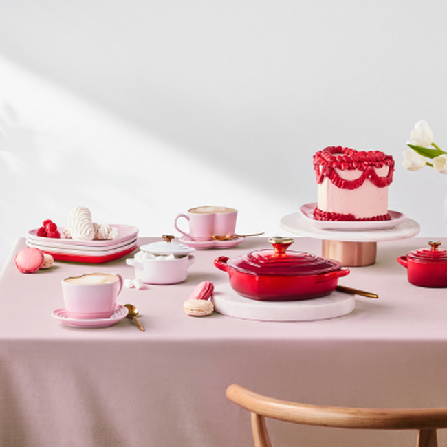 Le Creuset Cast Iron Classic Shallow Heart Casserole with Light Gold Heart Knob 20cm CeriseCerise image number 5